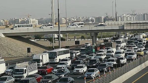 Trafik Uyarısı: Dubai Polisi, Al Nahda Caddesi'ndeki Trafiği Engelleyen Kaza Konusunda Uyardı