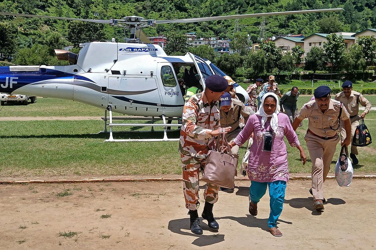 Uttarakhand Sel Baskınları: Helikopterler Kilit Hacı Rotasında Mahsur Kalan İnsanları Kurtarıyor