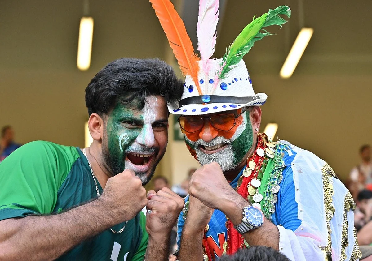 Asya Kupası Finali: Hindistan ve Pakistanlı Taraftarlar Dubai Stadyumu Sahasında Birleşti