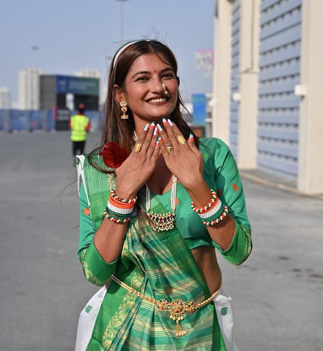Asya Kupası: Gujarati "Sari" de Asılı Yelpaze Spot Işığı Alıyor