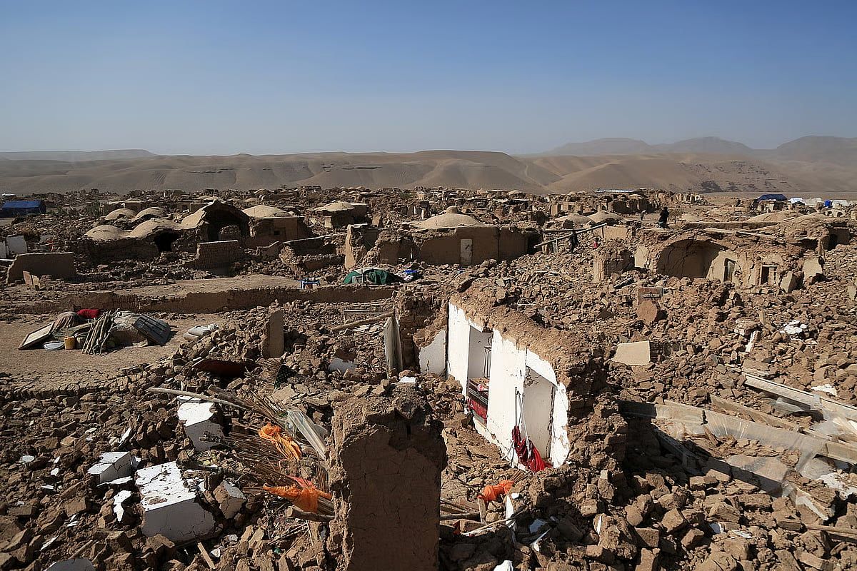 BAE Depremden Sonra Afganistan'a Kurtarma Ekibi, Yiyecek ve İlaç Gönderdi