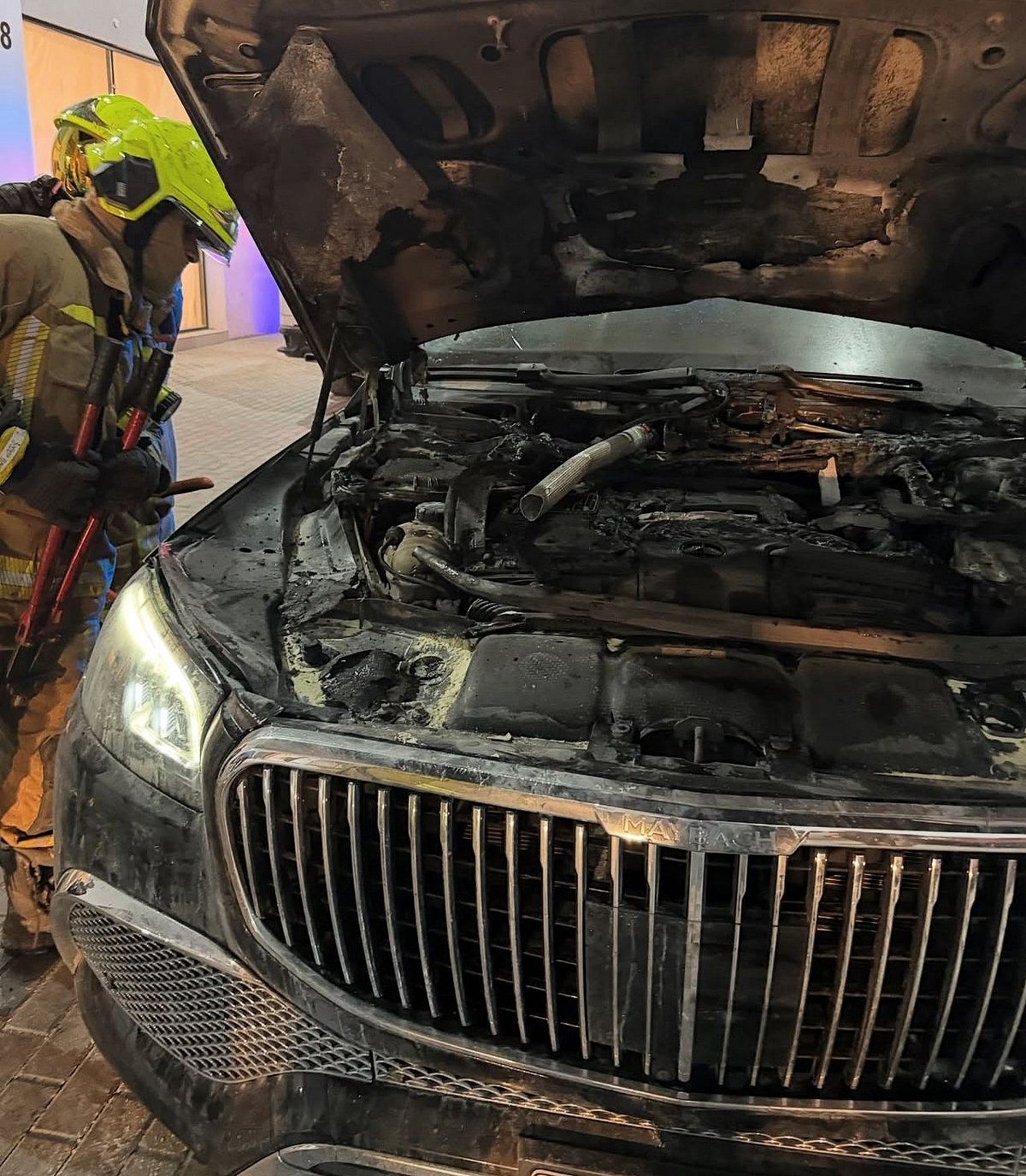 BAE Etkileyicisi Anas Bukhash, Araba Alev Aldıktan Sonra Hızlı Hareket Ettiği için Dubai Polisine Teşekkür Etti