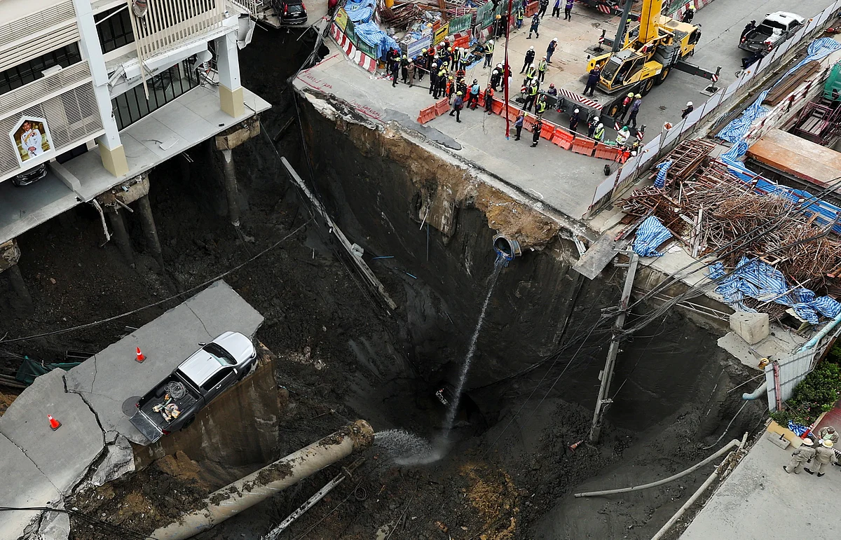 Bakın: Bangkok Caddesi'ndeki Devasa Çukur Tahliyeleri Zorladı