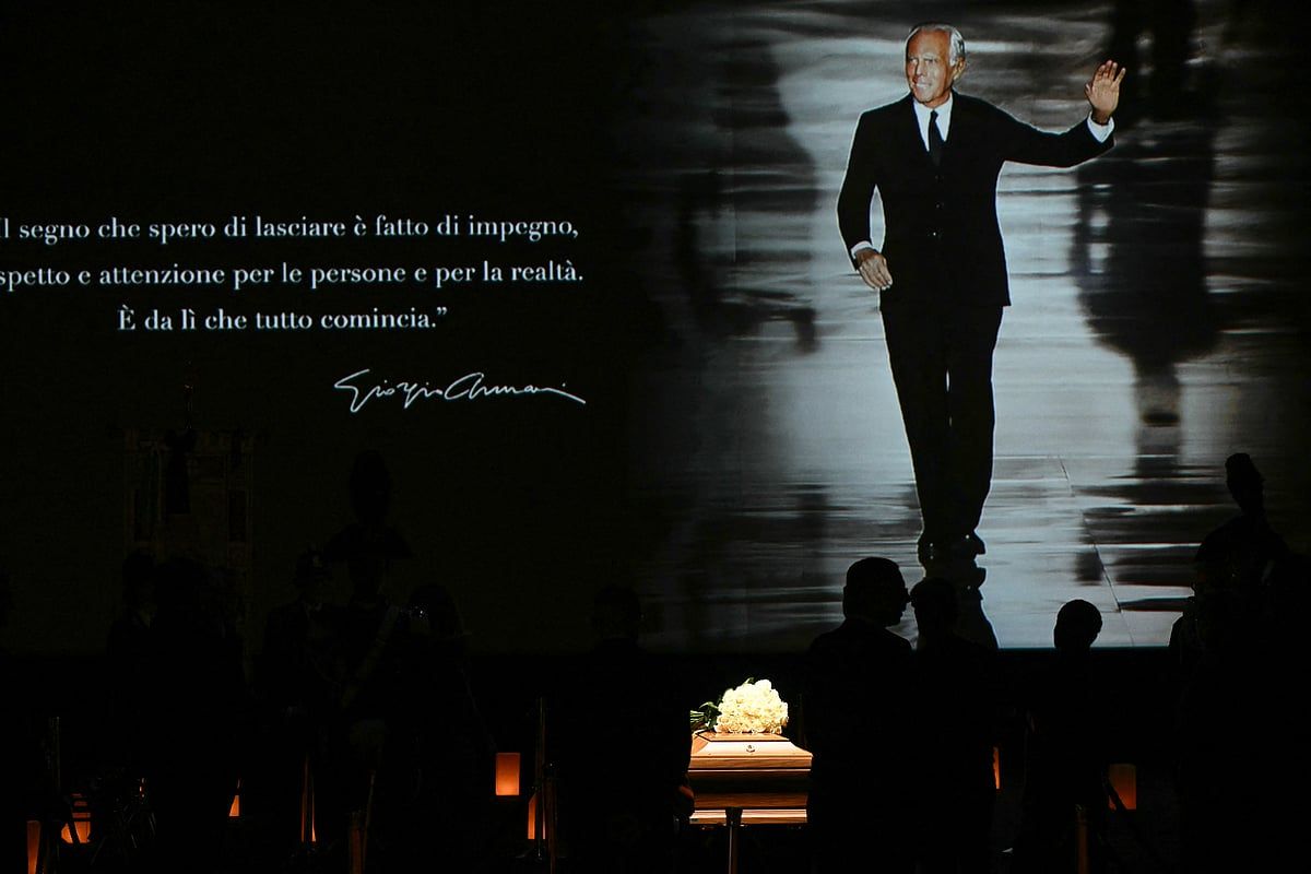 Bakın: Binlerce Kişi Giorgio Armani'ye Halkın Görmesi için Tabut Olarak Saygı Duyuyor