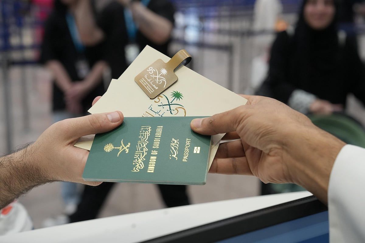 Bakın: Dubai, Suudi Ulusal Günü'nü Özel Pasaport Damgasıyla Kutluyor