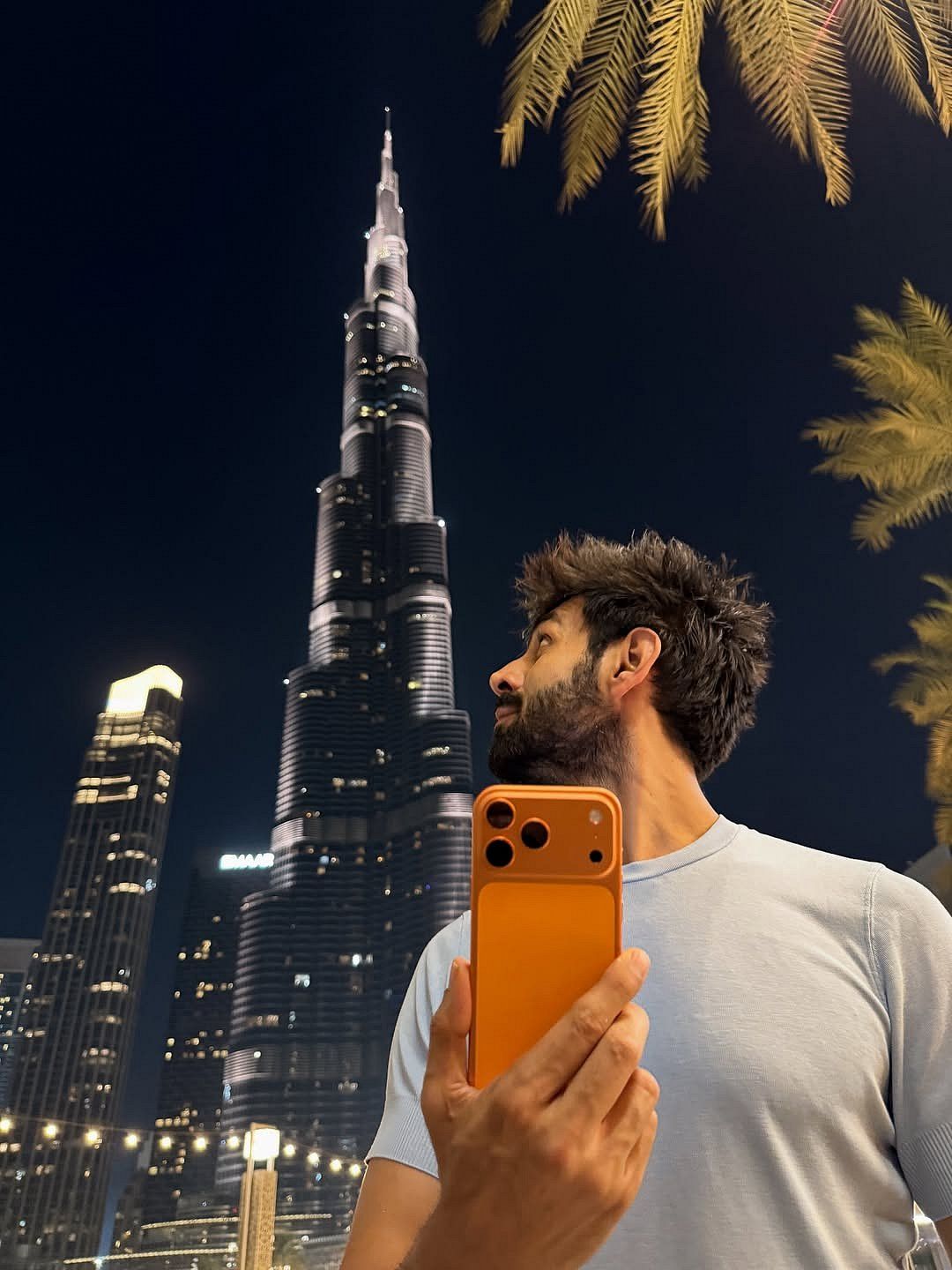 Dubai: Kartik Aaryan, Yeni İphone 17'sini Burç Halife'nin Önünde Sergiliyor