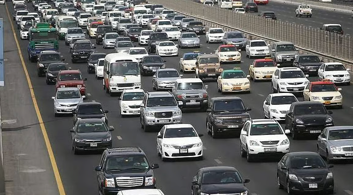 Dubai: Şeyh Zayed Yolu'nda Su Kanalı Köprüsü'nde Kaza; Gecikmeler Bekleniyor