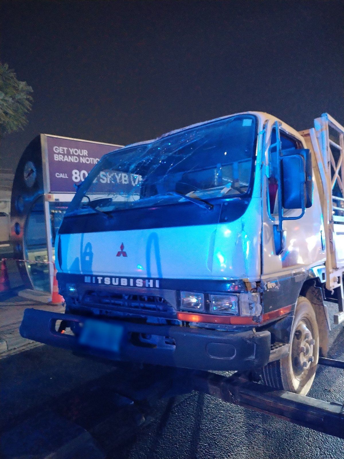 Dubai: Sürücü Kamyonun Kontrolünü Kaybettikten Sonra iki kişi Yaralandı, Otobüs Durağına Çarptı