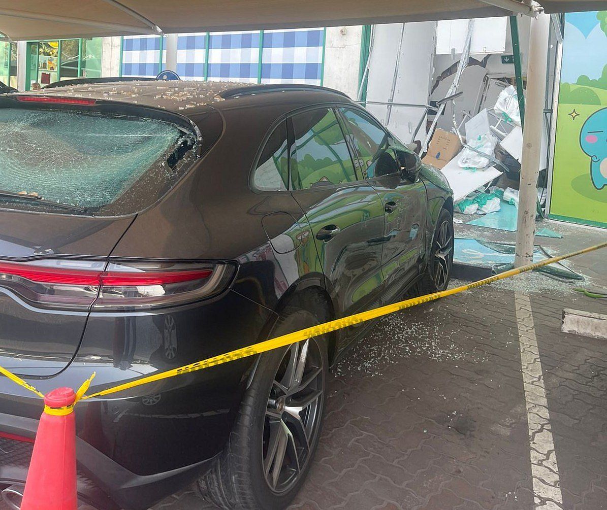 Dubai: Suv, Jumeirah'ın Alışveriş Kompleksindeki Bir Mağazaya Çarptı