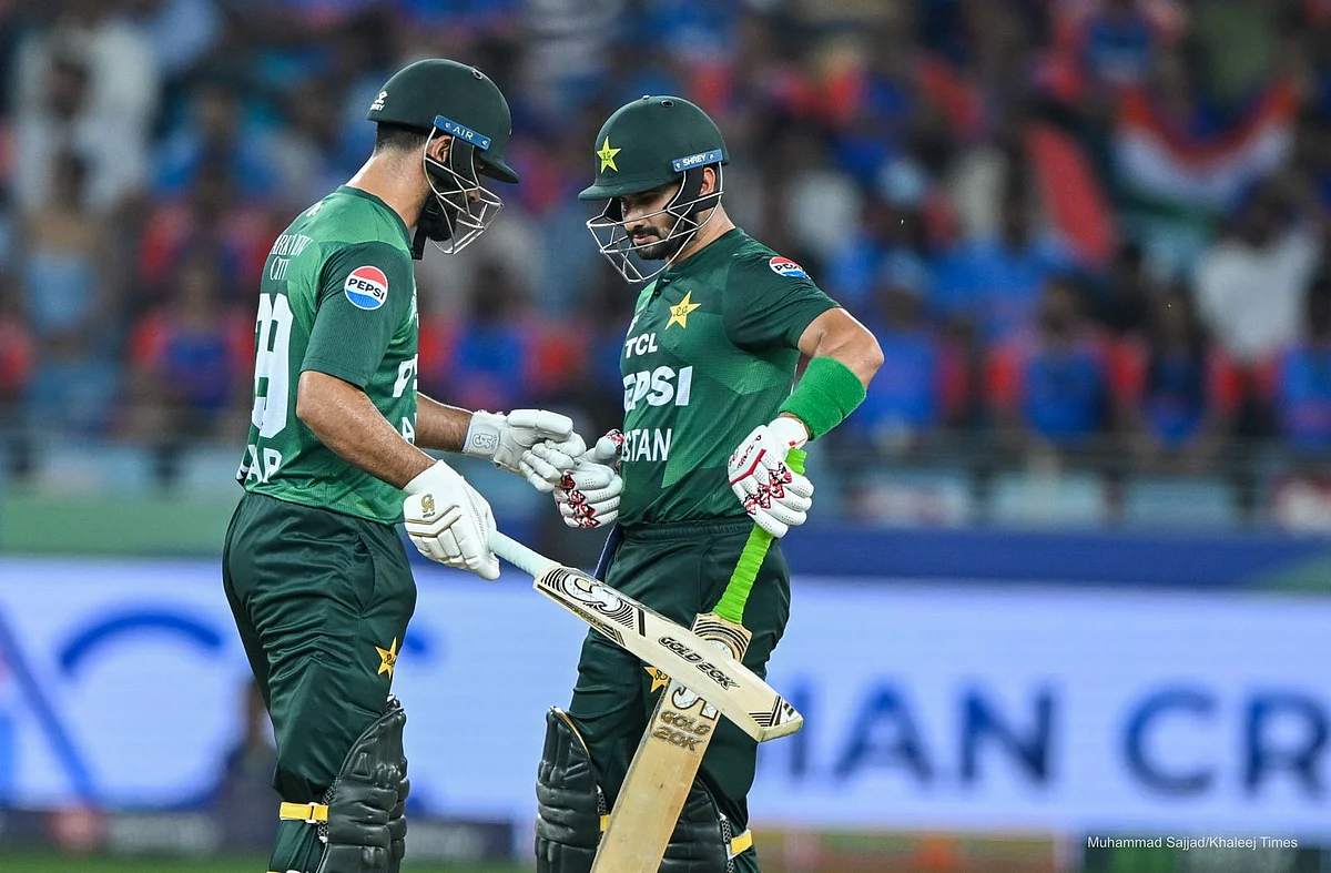 Dubai'de Asya Kupası Finali: Pakistan Hindistan'a Baskı Yapıyor; Dube Powerplay'de Parlıyor