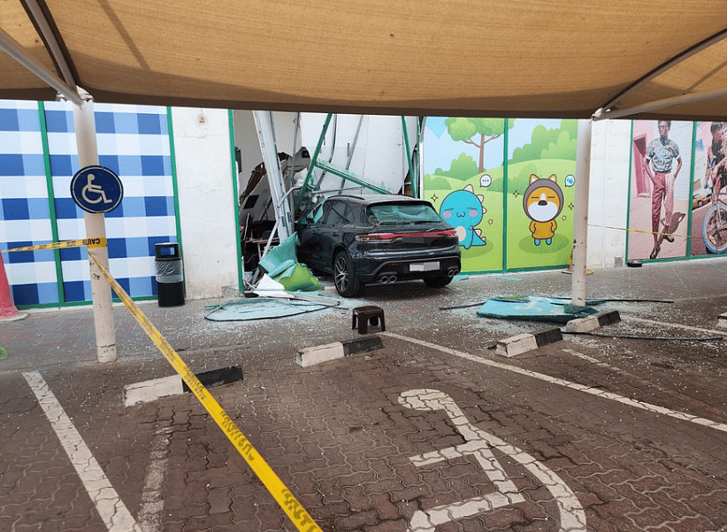 Dubaili Sürücü Pedalları Karıştırıyor, Suv'u Alışveriş Kompleksine Çarpıyor