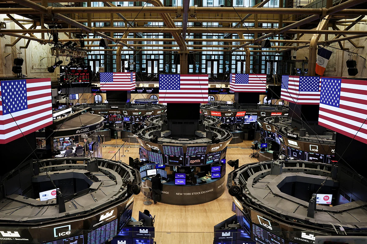 Fed'in Powell'ı Yeni Bir İpucu Vermedikten Sonra Dolar Yükseldikçe Hisse Senetleri Geriledi, Altın Düştü