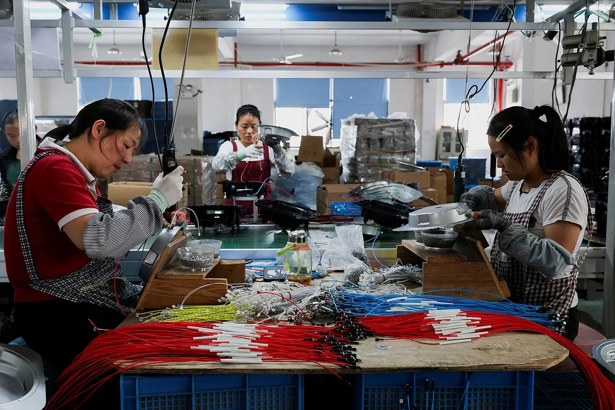 Firmalar Teşvik ve ABD Ticaret Anlaşmasını İzledikçe Çin Fabrika Faaliyeti Yeniden Küçülüyor