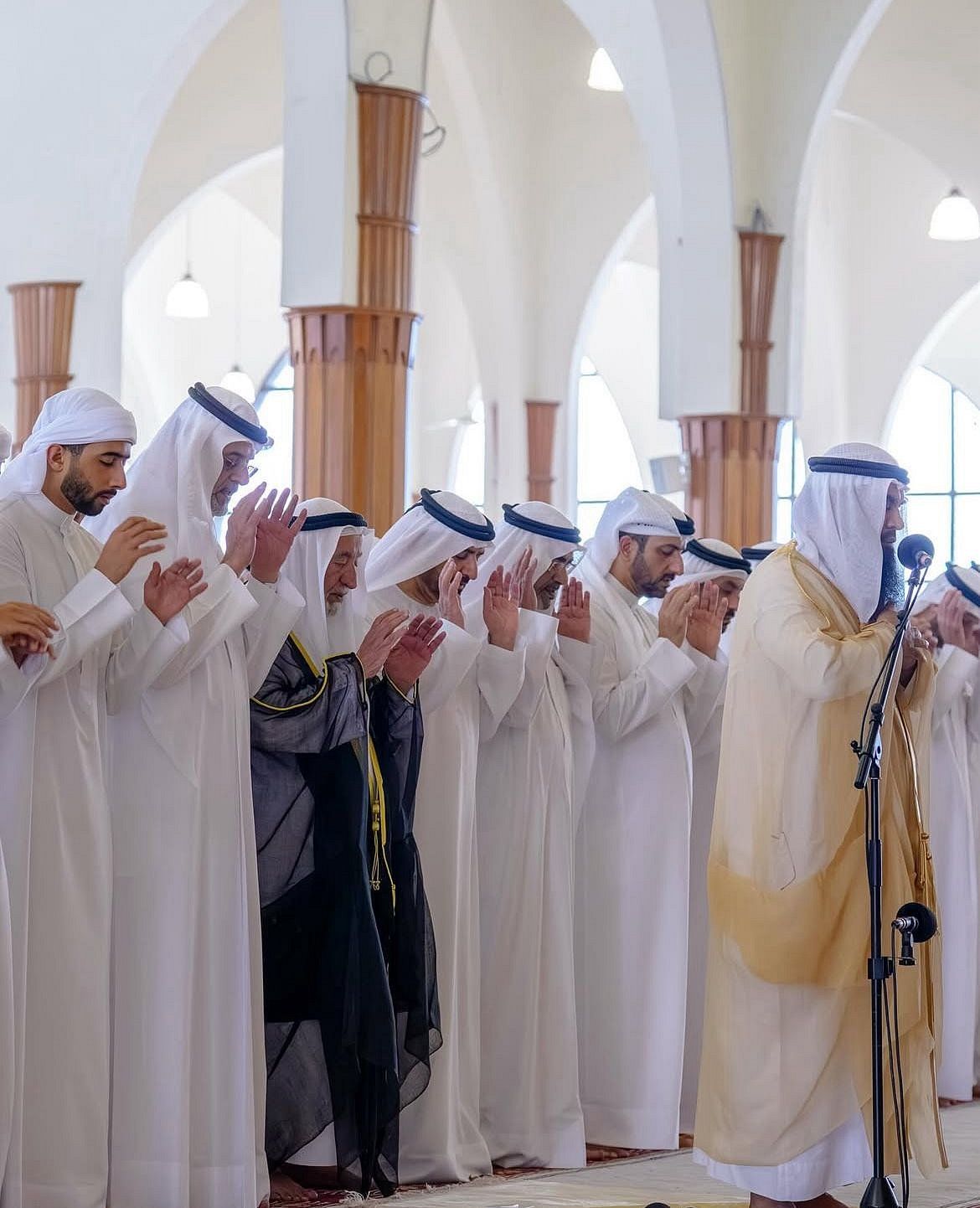 Fotoğraflar: Sharjah Hükümdarı, Geç Kraliyet için Cenaze Namazında Yas Tutanlara Katıldı