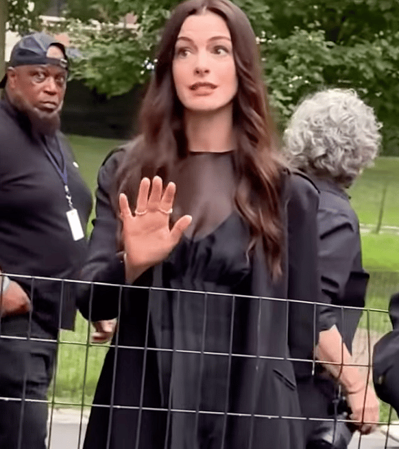 İzle: Anne Hathaway, 'Şeytan Prada 2'yi Giyer' Çekimleri Sırasında Paparazzileri Sakinleştiriyor