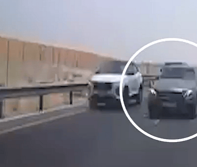 İzle: Dubai Polisi 2 Yönlü Yolda Tehlikeli Sollama için Araca El Koydu