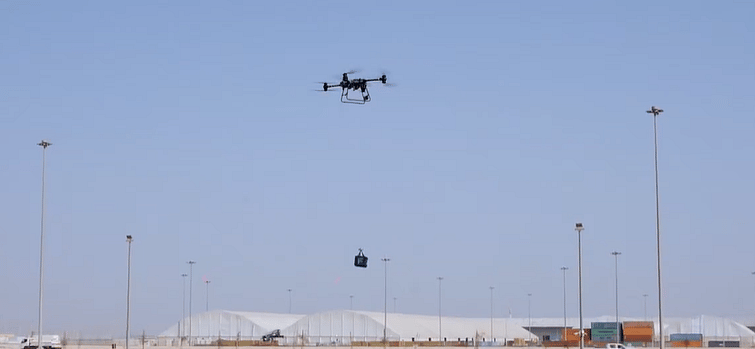 İzleyin: Abu Dabi, Al Samha'dan Khalifa Sanayi Bölgesine Drone Teslimatını Deniyor