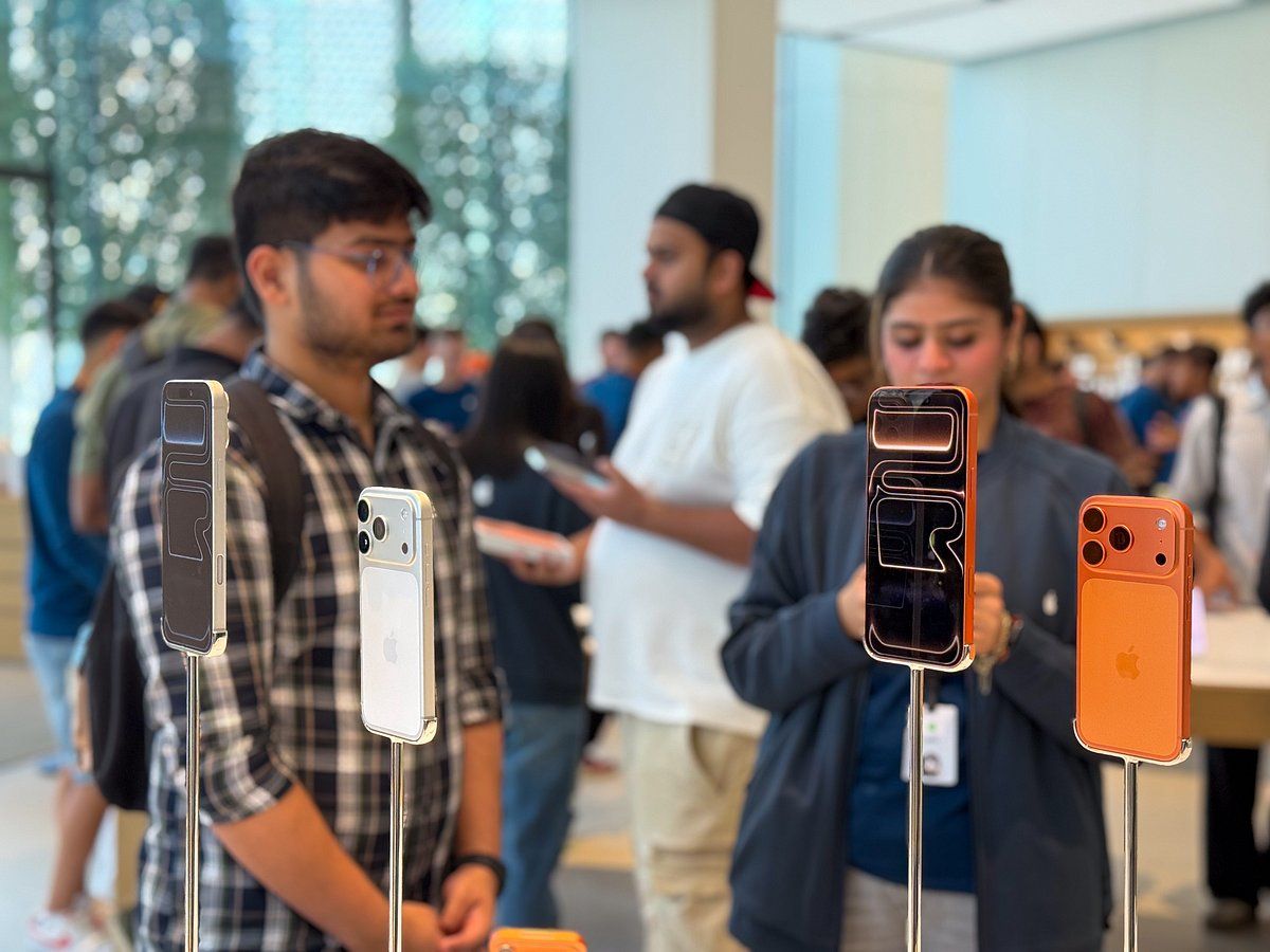 Lansmanın ilk Gününde İphone 17'ye Binlerce Dirhem Harcayan BAE Sakinleriyle Tanışın