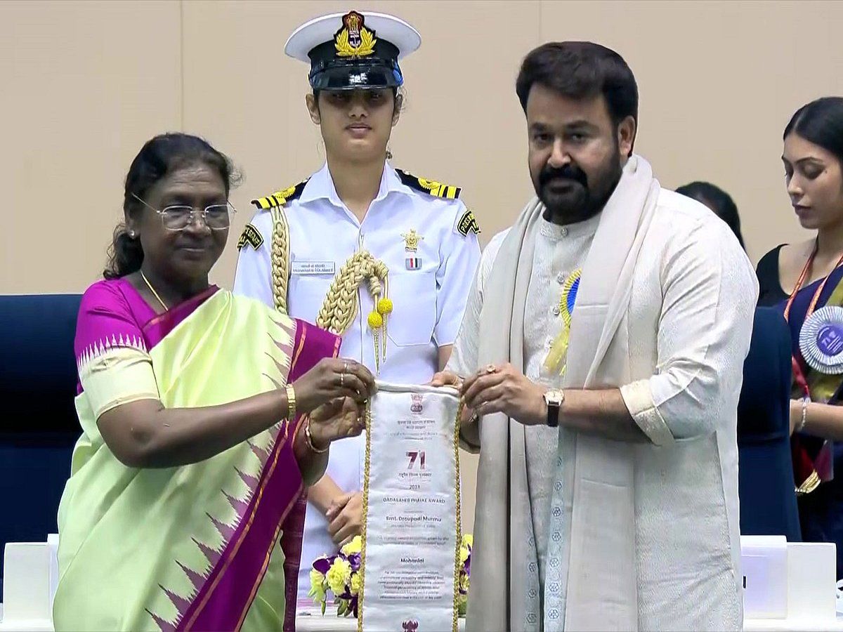 Mohanlal, Dadasaheb Phalke Ödülünü Alırken Ayakta Alkışlanıyor