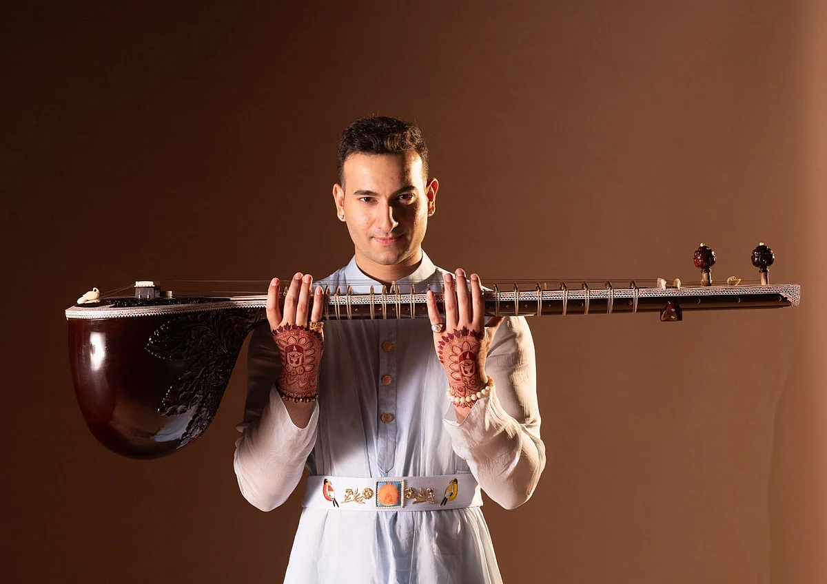 Müzisyen Rishab Sharma, Dubai'ye 'Ruh Sağlığı için Sitar'ı Getirdi