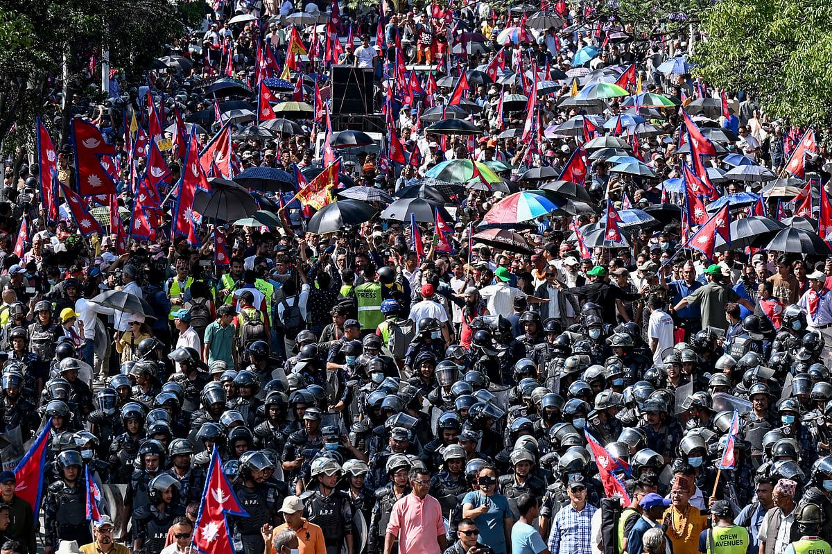 Nepal'de Binlerce Kişi Sosyal Medya Yasağı ve Yolsuzluğu Protesto Etti