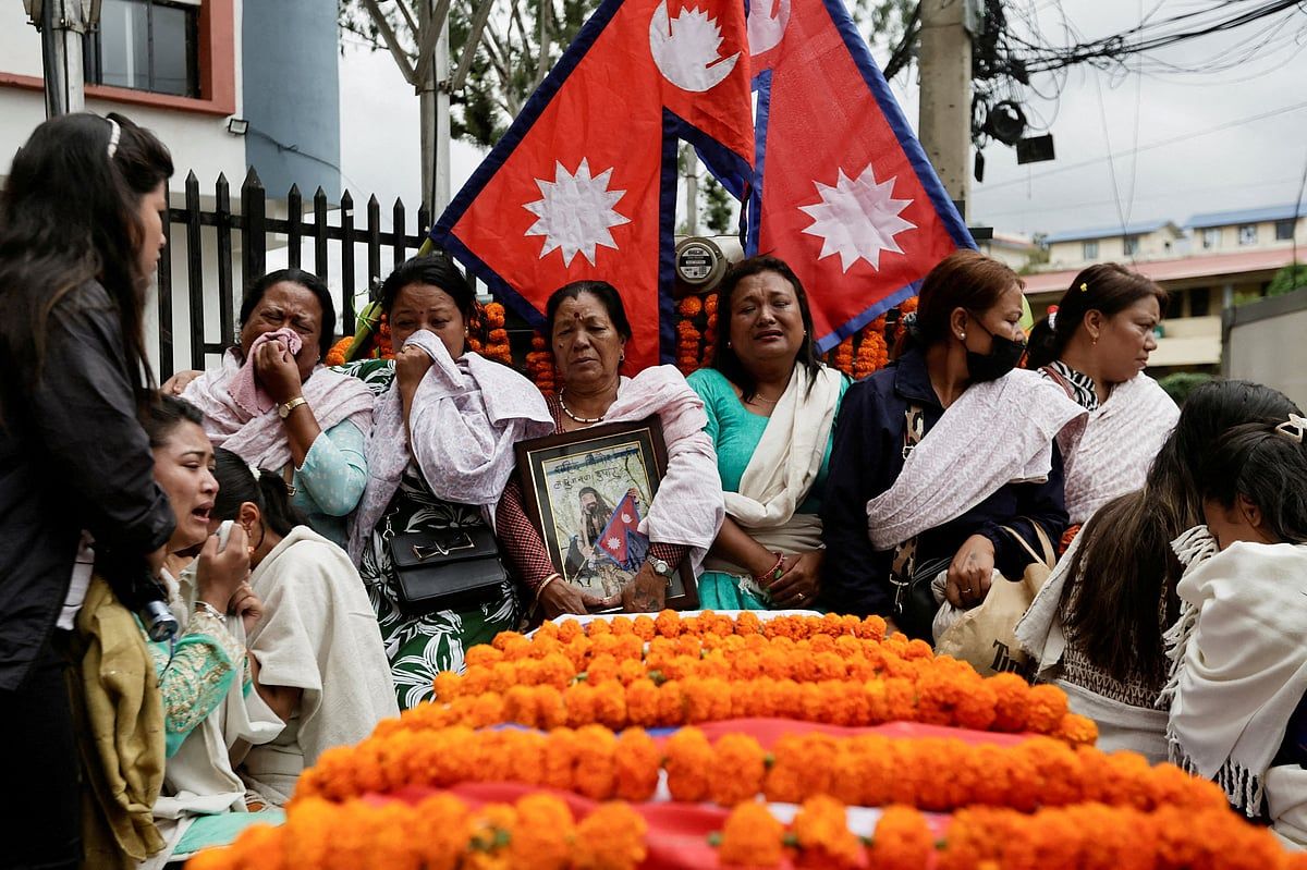 Nepal'in Bakıcı Başbakanı, Gençlik İsyanı ve Parti Geri Çekilmesinin Ortasında Kırılgan Barışı Sürdürüyor