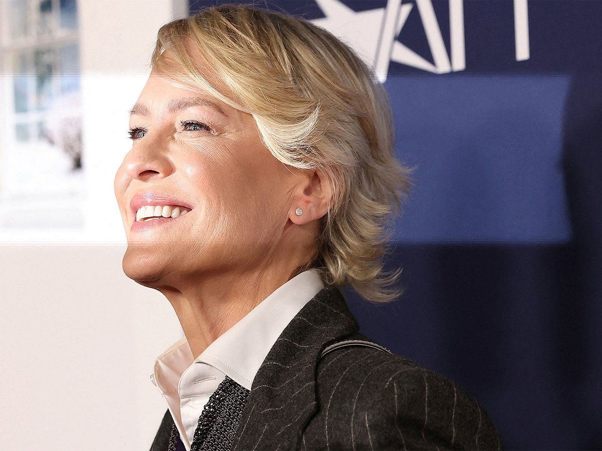 Robin Wright 'Kız Arkadaş' için Birden Fazla Şapka Takıyor