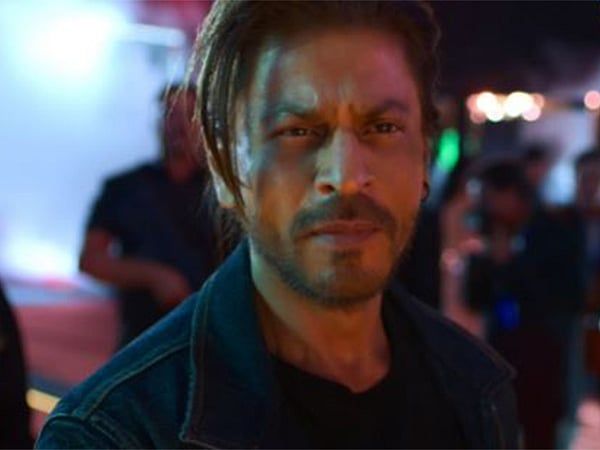 Shahrukh Khan Büyüsünü 'Bollywood'un Ba*** Ds'si' Fragmanında Kanalize Ediyor