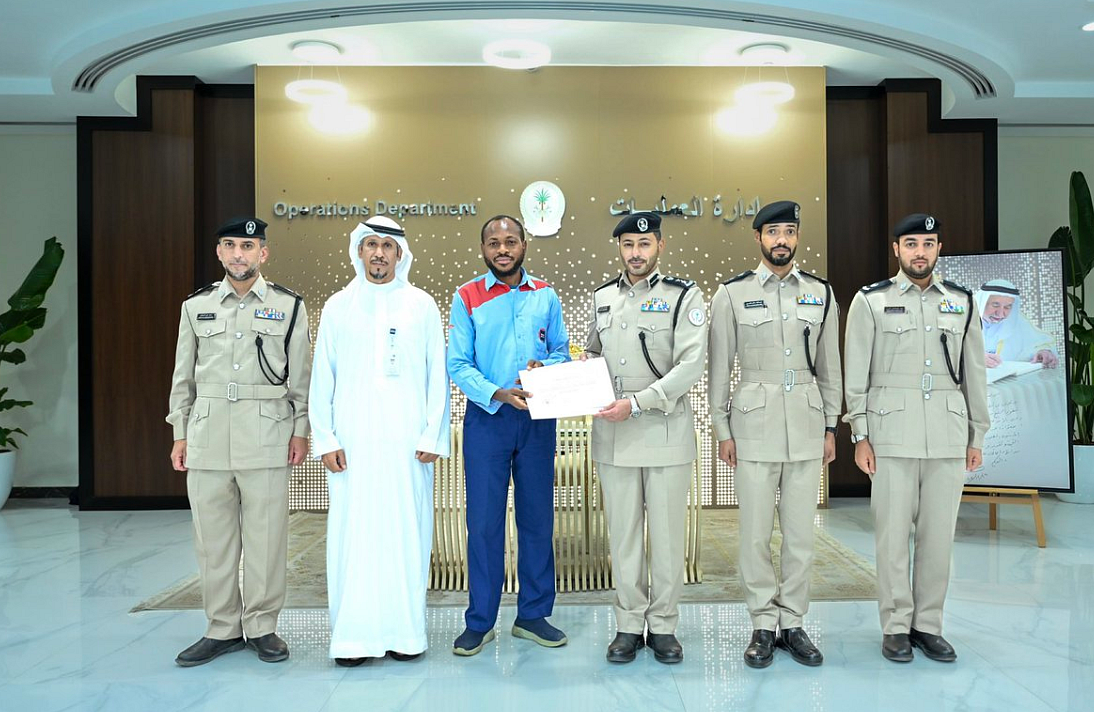 Sharjah Polisi, Cep Telefonunu Yolcuya İade Ettiği için Taksi Şoförünü Onurlandırdı