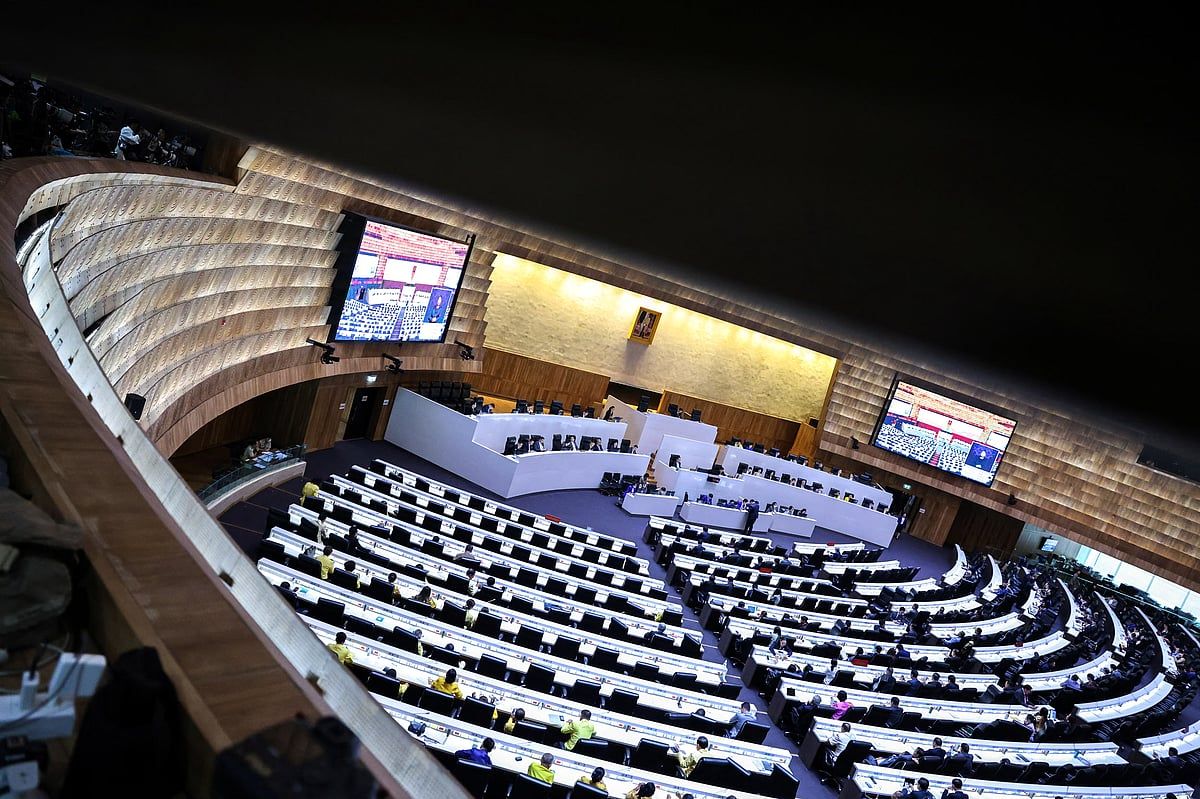Tayland Hükümeti Parlamentoyu Feshetmek için Harekete Geçti