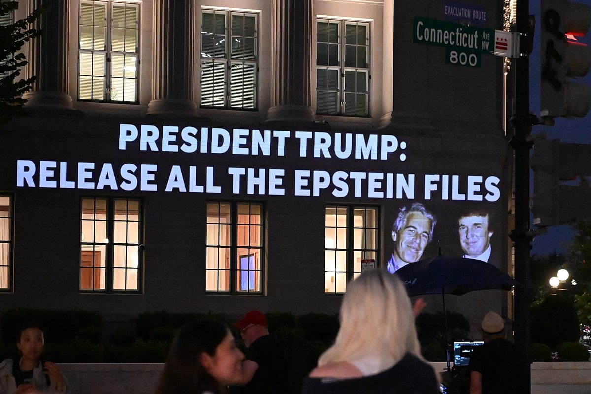 Trump'ın Ev Paneli Tarafından Yayınlanan Epstein'a Doğum Günü Notu Olduğu İddia Edildi