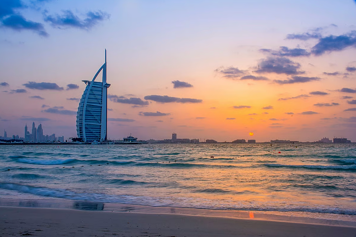 Yarın BAE Hava Durumu: Adil, Parçalı Bulutlu Gökyüzü; Dubai'de Sıcaklıklar 37ºc'ye Ulaşacak