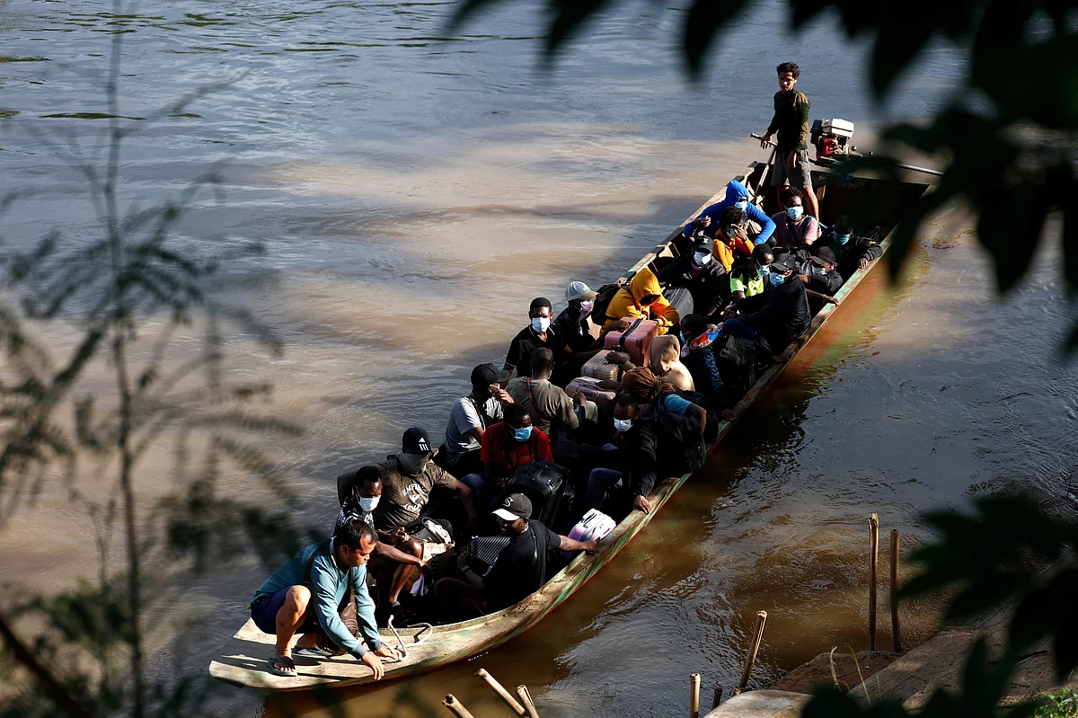 Aldatmaca Merkezi Baskınından Sonra 1.000'den Fazla Kişi Myanmar'dan Tayland'a Girdi
