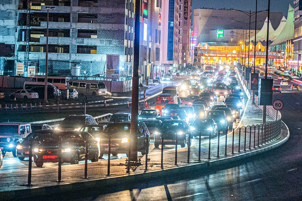 Artan Geçiş Ücretleri, Yasak Şeritler: Trafiği, Kazaları Azaltmak için 5 BAE Yol Kuralı Getirildi