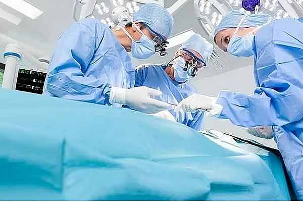 BAE: 11 Yaşındaki Kızın Sinüsünün Nadir Görülen Bakteriyel Enfeksiyon Olduğu Ortaya Çıktı; Doktorlar Ameliyat Ediyor
