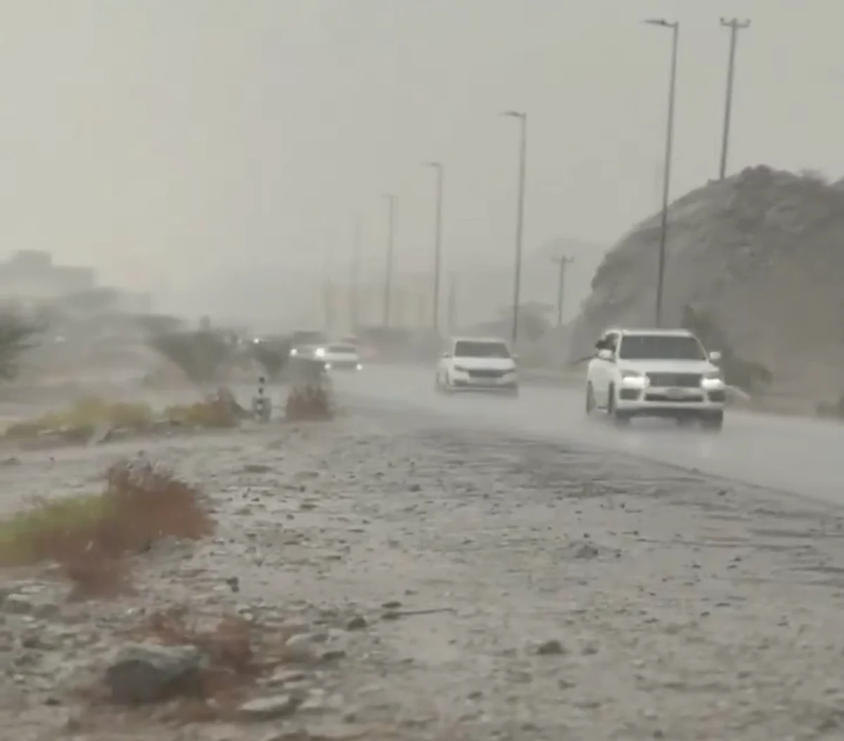 BAE'de Yağmurlar; Fujairah, Khor Fakkan Sahil Şeridi için Tehlikeli Uyarı Verildi