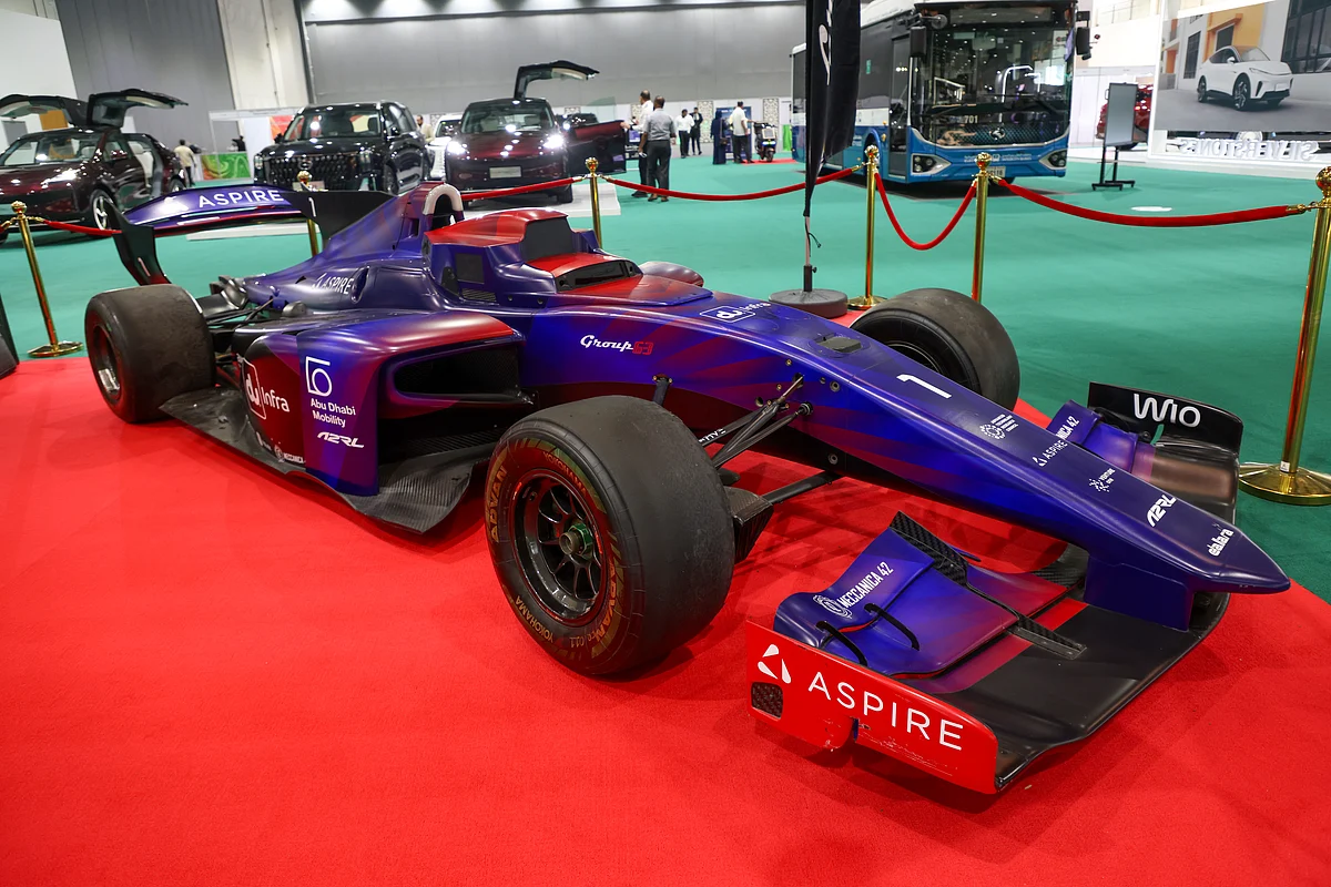 Bakın: BAE, Abu Dabi'de Yarışmaya Hazır 25 Milyon Dolarlık Kendi Kendini Süren F1 Yarış Arabası Yaptı