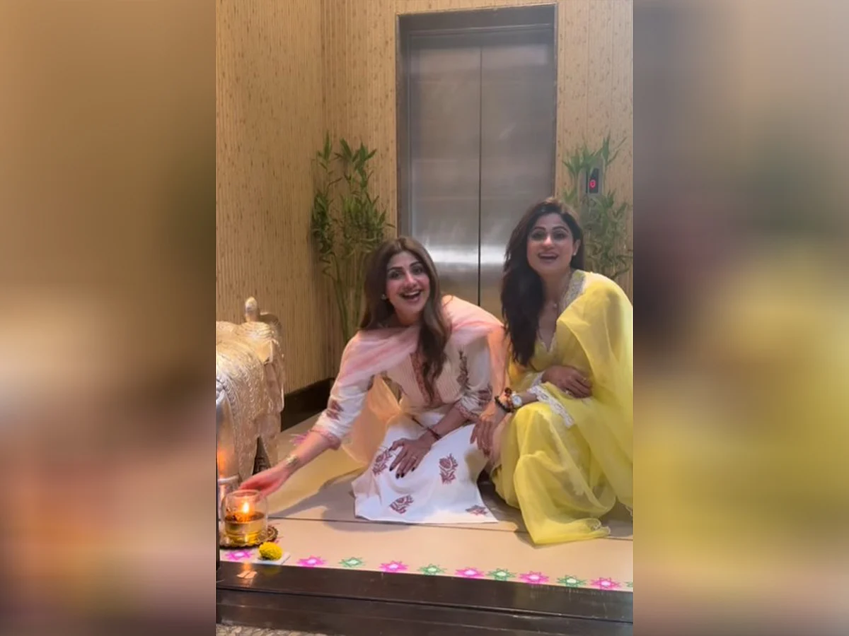 Bakın: Kız Kardeşler Shilpa, Shamita Shetty Diwali'yi Rangoli ile Evde Kutluyor