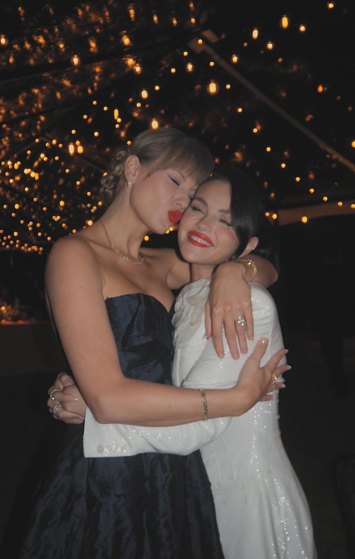 Bakın: Selena Gomez, Görünmeyen Düğün Günü Resimlerini Bestie Taylor Swift ile Paylaşıyor