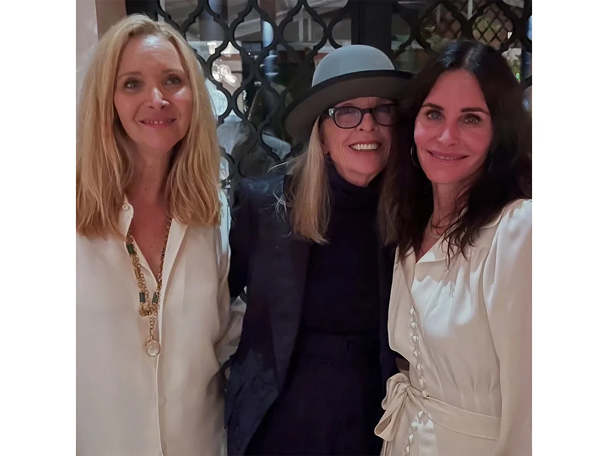 Courteney Cox, Diane Keaton, Lisa Kudrow ile Sevimli Bir Fotoğraf Paylaşıyor