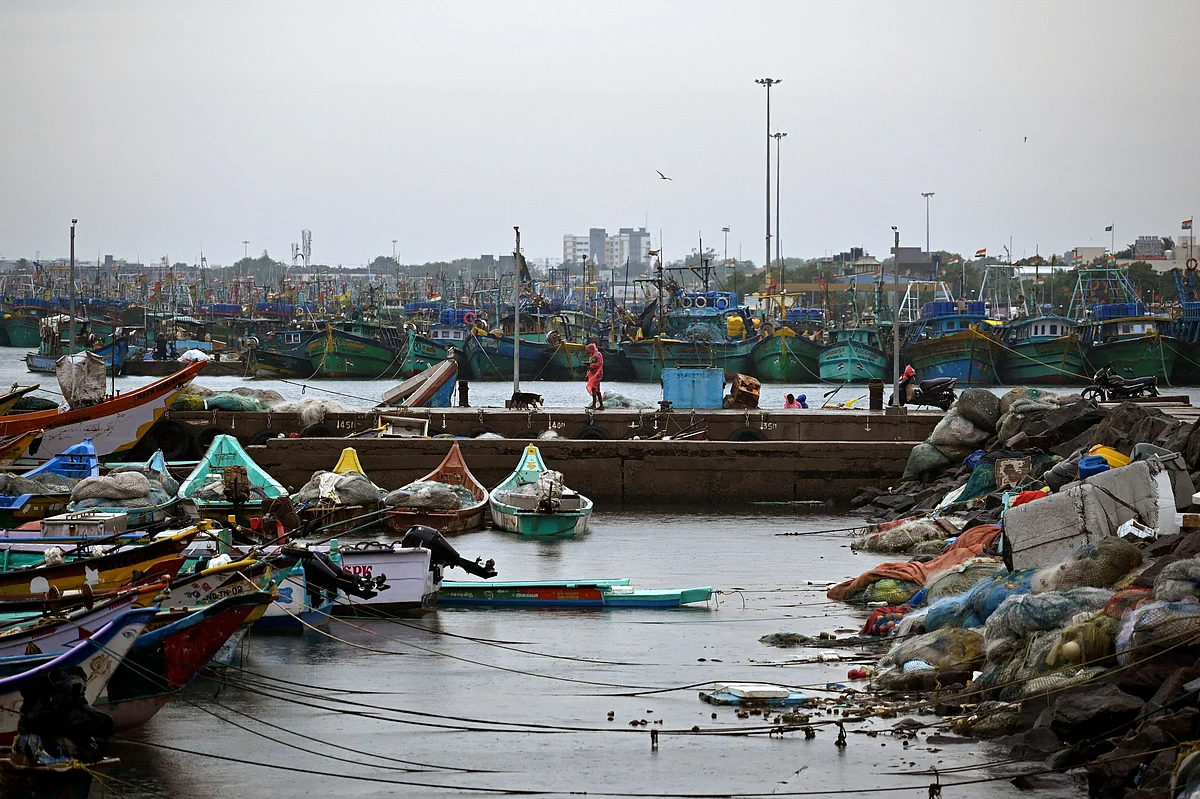 Cyclone Montha Hindistan'ın Doğu Kıyısını Kırbaçlarken Biri Öldürüldü