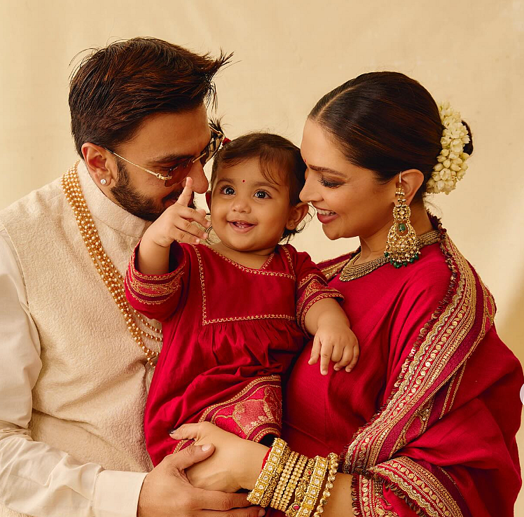 Deepika Padukone, Ranveer Singh, Kızı Dua'nın ilk Fotoğraflarını Diwali'ye Bıraktı