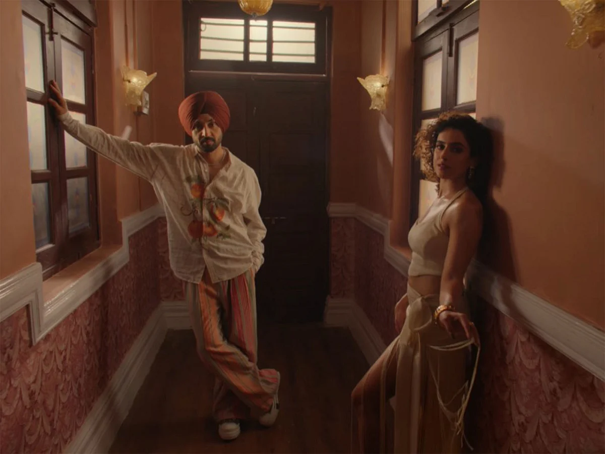 Diljit Dosanjh, Sanya Malhotra Yeni Şarkı 'Charmer'da Ekranı Aydınlatıyor