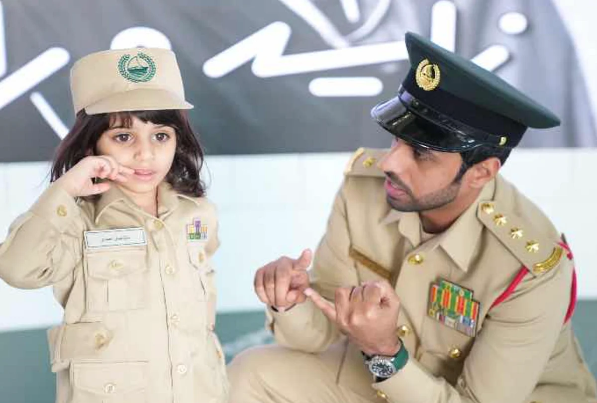 Dubai: 3 Yaşındaki Kız Polis Üniforması Giyiyor, Lüks Devriye Arabalarıyla Emirliği Geziyor