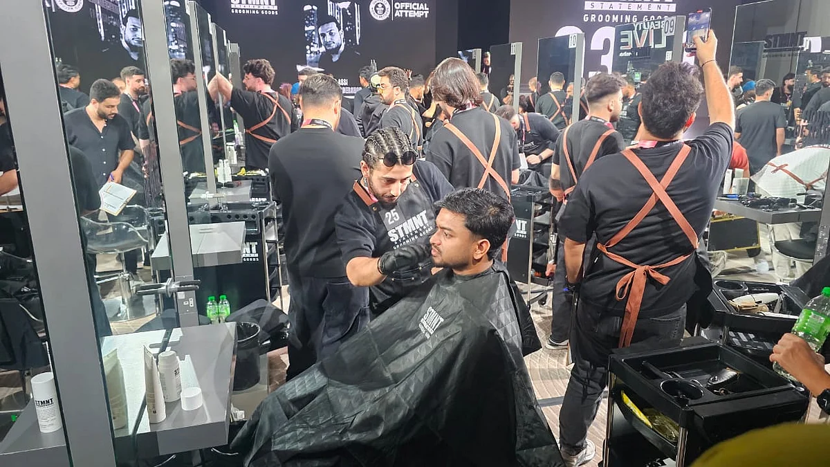 Dubai: 48 Berber, Her 19 Saniyede Bir Sakal Tıraşıyla Guinness Dünya Rekorunu Kırdı