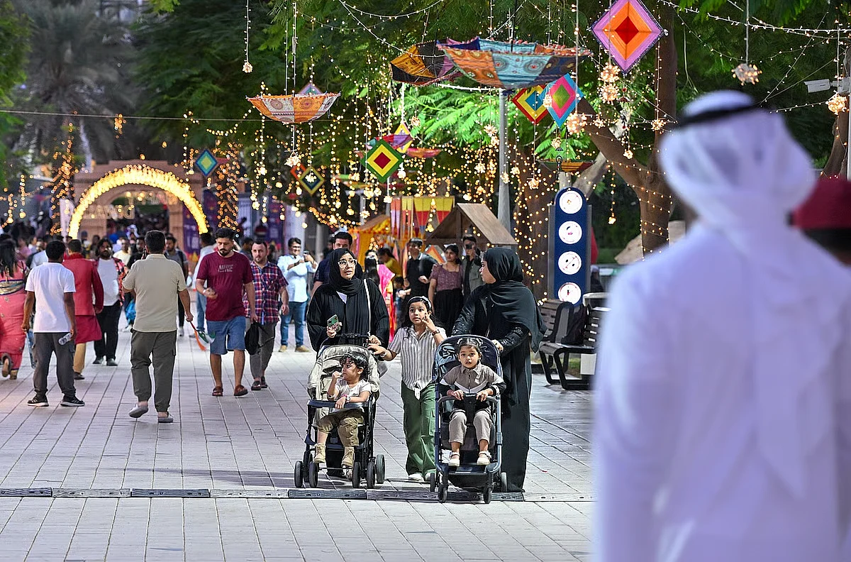 Zayed Parkı Olay Birleşik Arap Emirlikleri-Hindistan Bağı Kutlamak İçin Dubai: 70 Bin Kişi Üzerinde