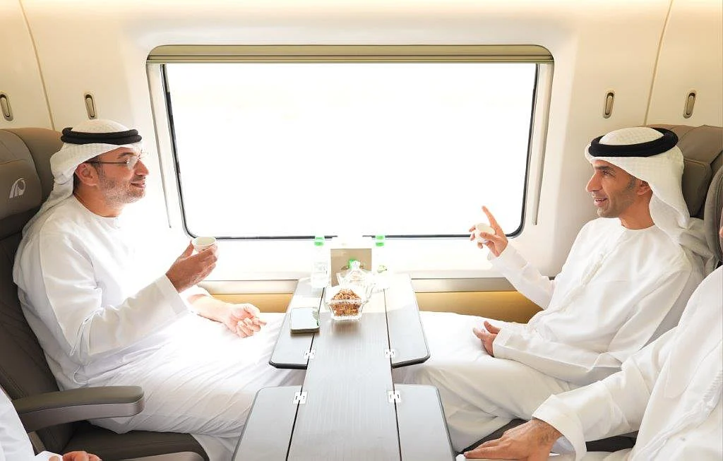 Dubai'den Fujairah'a Trende: BAE Bakanı Etihad Rail'in Yolcu Hizmetini Deneyimliyor