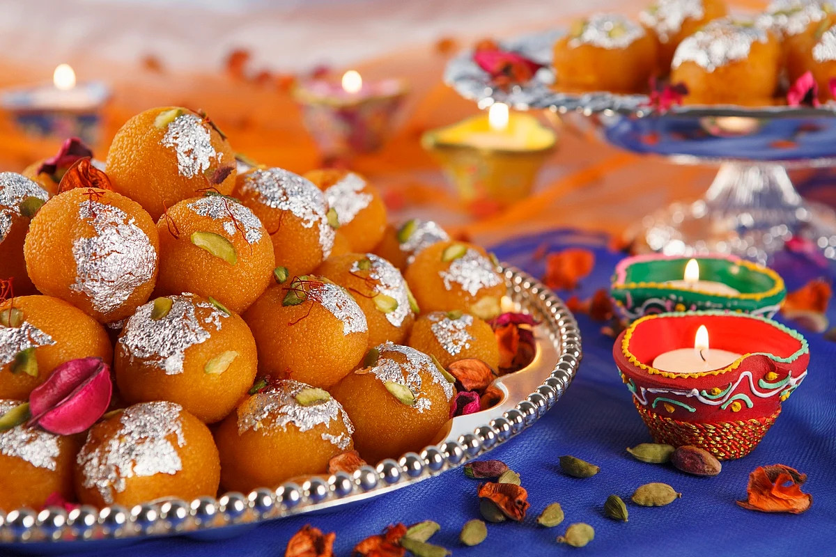 Emirates, Bu Hafta Hindistan'a Gidiş-Dönüş Uçuşlarında Diwali İkramları Sunacak
