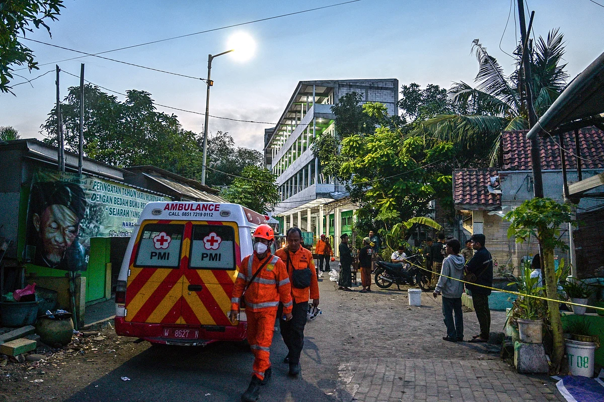 Endonezya'daki Okul Çöktü; Mahsur Kalan Öğrencileri Aramaya Devam Ederken Ambulanslar Bekliyor