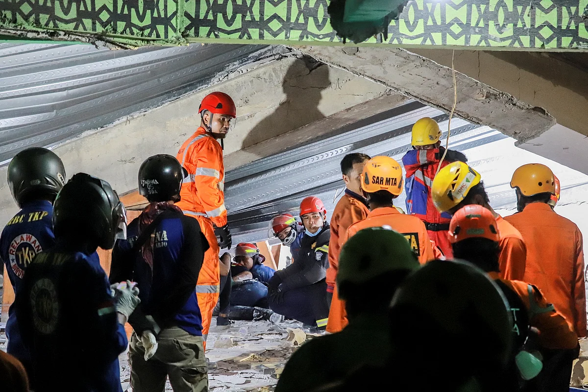Endonezya'daki Okul Çöküşünden Ölenlerin Sayısı 37'ye Yükseldi